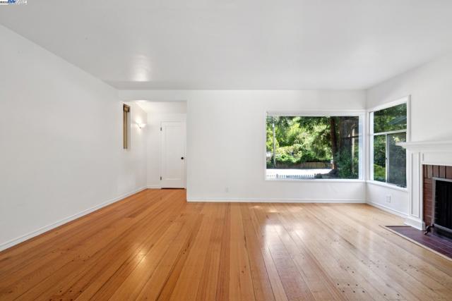 1658 Gouldin Rd, Oakland CA: https://media.crmls.org/mediaz/70d020d6-483c-4393-b493-5b99d7af9073.jpg