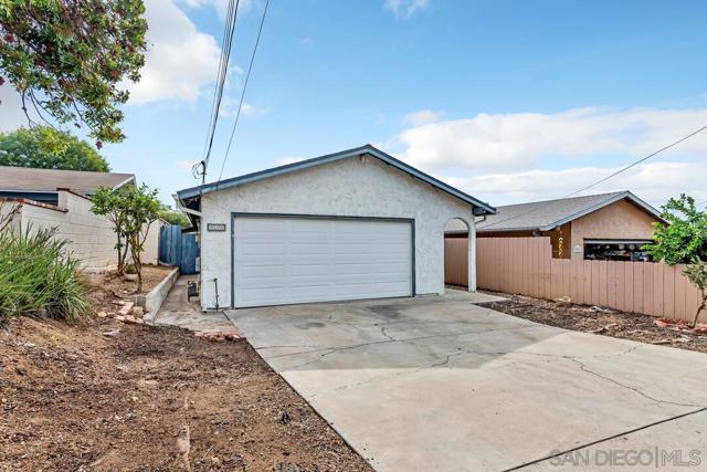 935 Ramona Ave, Spring Valley CA: https://media.crmls.org/mediaz/70d1ab1b-c687-4992-bf45-64c60fb64375.jpg