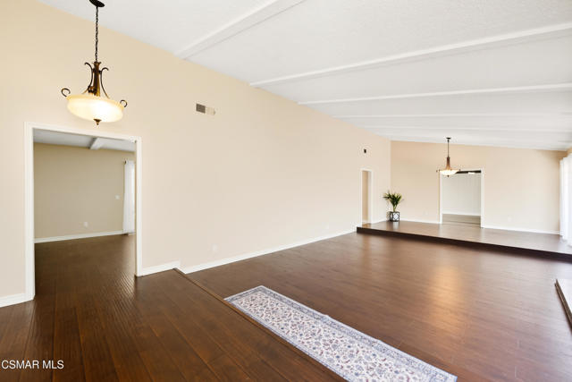 20027 Hiawatha Street, Chatsworth CA: https://media.crmls.org/mediaz/70d2cd2e-1c7d-4b14-82bc-641679380994.jpg