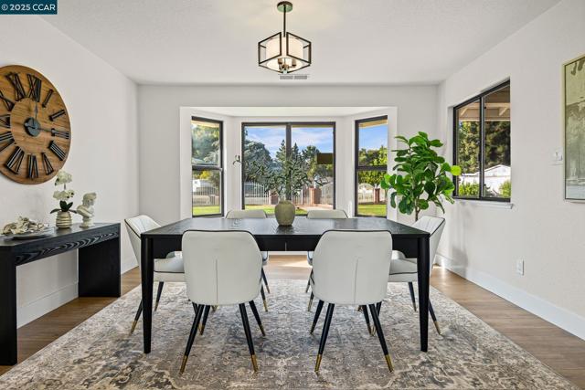 9822 Doyle Ct, Stockton CA: https://media.crmls.org/mediaz/70d361a2-7dd7-49d7-bb37-2880403d21ac.jpg