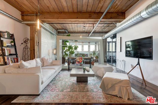 530 S Hewitt Street, Los Angeles CA: https://media.crmls.org/mediaz/70d3767f-3b12-42d2-b2cf-ce0ef3179731.jpg