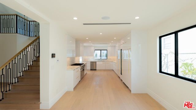 10520 Ashton Avenue, Los Angeles CA: https://media.crmls.org/mediaz/70d3e7cd-dc8c-4a4a-b4b6-0ef87aa46da6.jpg