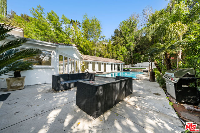16221 Elisa Place, Encino CA: https://media.crmls.org/mediaz/70d4175b-12f1-47ca-b8f6-56d4efcd6dd5.jpg