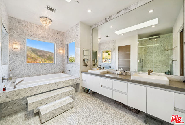 10715 Yerba Buena Road, Malibu CA: https://media.crmls.org/mediaz/70d4ffbe-6737-4d21-adca-2c4114bffa31.jpg