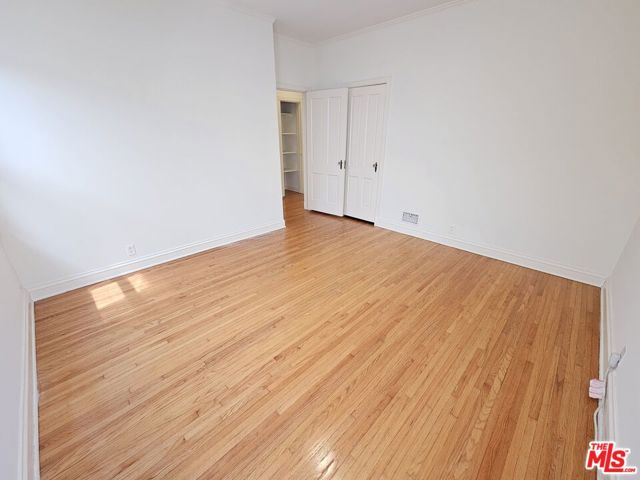 441 1/2 S Palm Drive, Beverly Hills CA: https://media.crmls.org/mediaz/70d61299-bdb9-4706-9175-46b14d7492e3.jpg