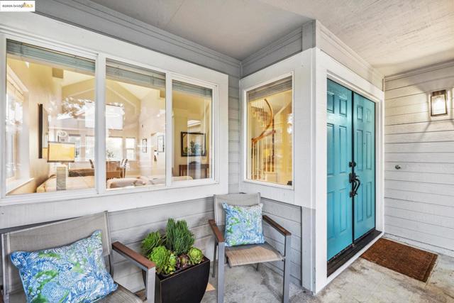 3 Harbor View Dr, Richmond CA: https://media.crmls.org/mediaz/70d66006-93fd-420e-8362-98b8eb20d2ee.jpg