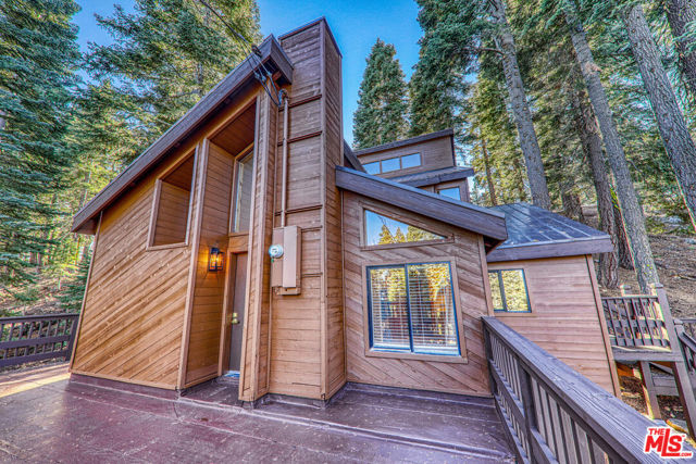 11504 Skislope Way, Truckee CA: https://media.crmls.org/mediaz/70d680c1-ca90-41d0-a551-b1003834c1ac.jpg