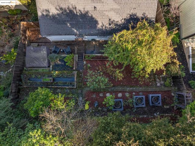 279 Pomona Street, Crockett CA: https://media.crmls.org/mediaz/70d6bf69-5afe-481d-ab93-1bef265a1e93.jpg