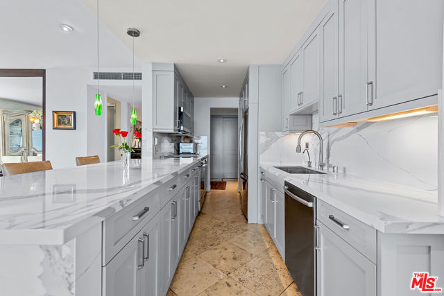 2222 Avenue Of The Stars, Los Angeles CA: https://media.crmls.org/mediaz/70d6d54b-c74c-405e-97c8-eec4429d20ce.jpg