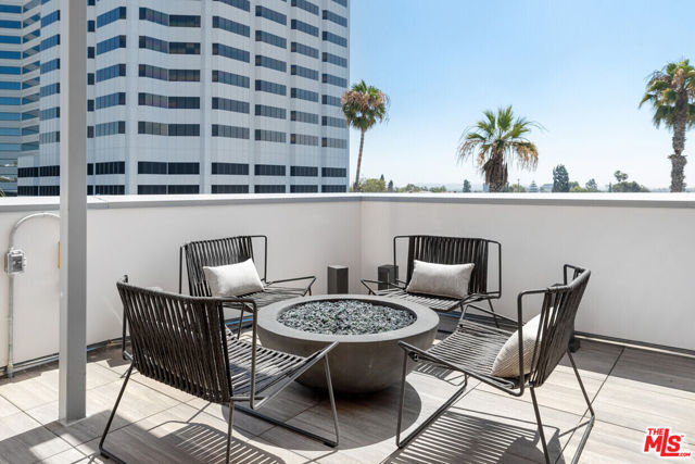 3223 Wilshire Boulevard, Santa Monica CA: https://media.crmls.org/mediaz/70d6e9e4-dea3-4b3a-92f5-e2fa6ea21a75.jpg