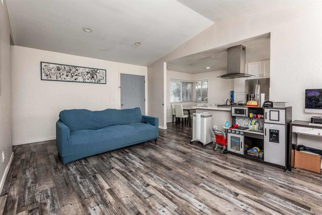 2749 Pikake St, San Diego CA: https://media.crmls.org/mediaz/70d71b67-2a81-480e-8686-efd487e0a081.jpg