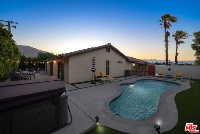 401 E San Rafael Drive, Palm Springs CA: https://media.crmls.org/mediaz/70d77eb4-37f0-439c-913c-a75f8e18975f.jpg