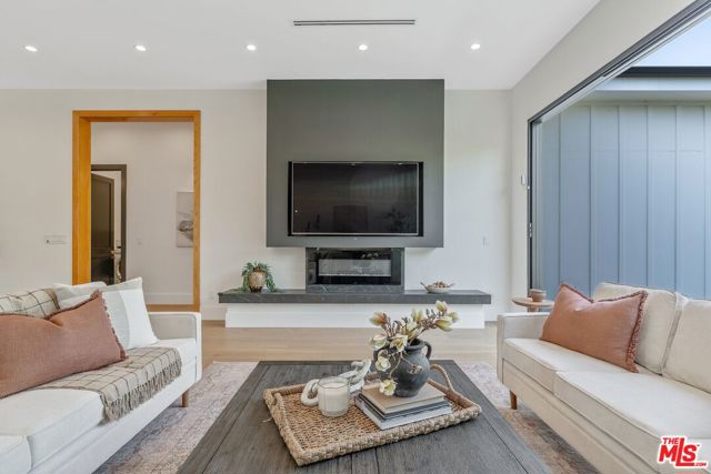 5522 Buffalo Avenue, Sherman Oaks CA: https://media.crmls.org/mediaz/70d8108e-a86d-4457-a384-b6d6c1d6dd66.jpg