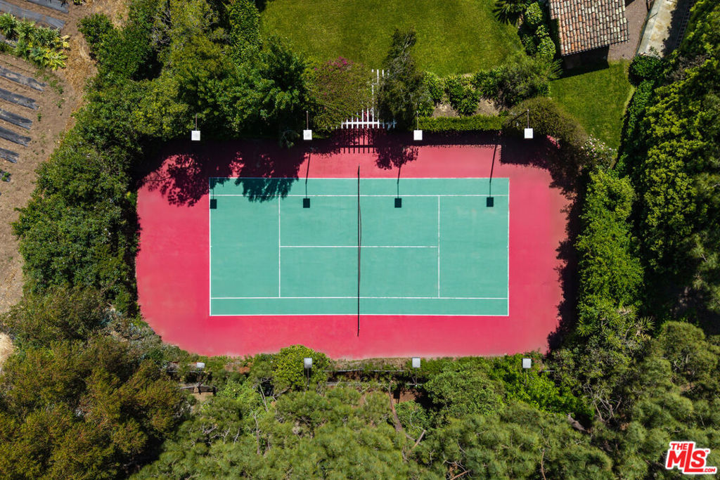 https://media.crmls.org/mediaz/70da66a6-74fc-411d-b97f-bdd469f7c1ff.jpg?preset=X-Large