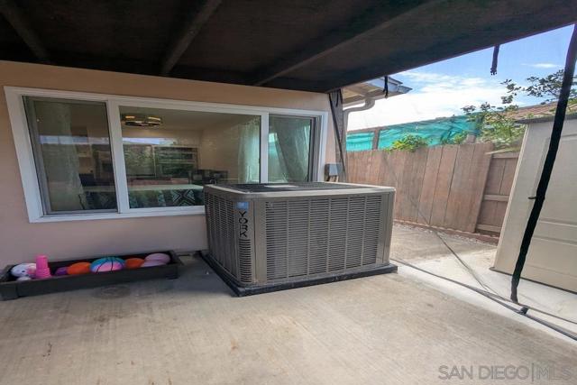 11416 Osoyoos Pl, San Diego CA: https://media.crmls.org/mediaz/70da9fbb-ef04-420a-bb24-f7f511928210.jpg