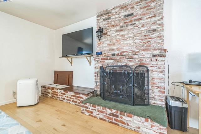 7525 Circle Hill Dr, Oakland CA: https://media.crmls.org/mediaz/70dabeff-aefd-4e51-a31d-e83b4ce96b19.jpg