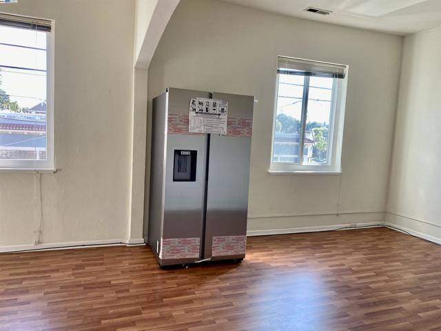 1707 Lincoln Ave, Alameda CA: https://media.crmls.org/mediaz/70dbf6df-3608-472b-a957-10c5afd8bf78.jpg