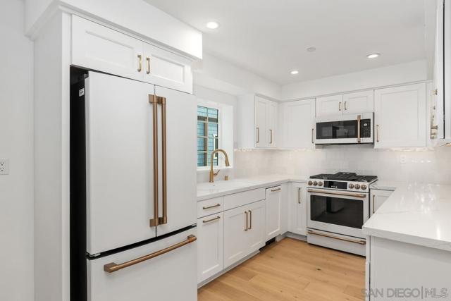 551 Orange Ave, Coronado CA: https://media.crmls.org/mediaz/70dc475e-2d0e-45e7-a103-b21a56eb57e5.jpg