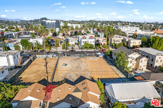 1011 N N Heliotrope Drive, Los Angeles CA: https://media.crmls.org/mediaz/70dcfb2b-880d-4f44-8d2d-a427fddf4847.jpg