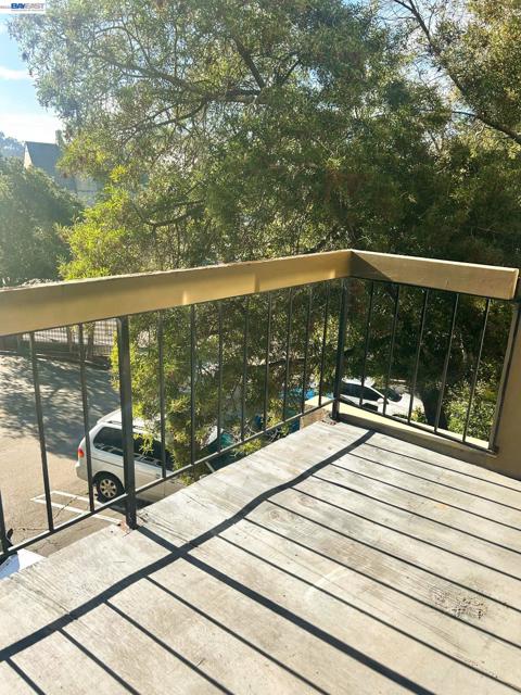 5335 Broadway Terrace, Oakland CA: https://media.crmls.org/mediaz/70ddef5a-2abc-4cdc-8a48-17eab993b177.jpg