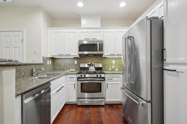 3240 Maguire Way, Dublin CA: https://media.crmls.org/mediaz/70de1192-3e33-4e43-a596-6b92a586d802.jpg