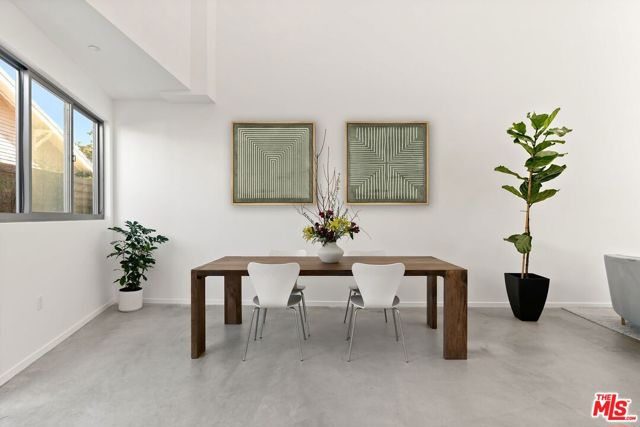 1244 14th Street, Santa Monica CA: https://media.crmls.org/mediaz/70de3cae-b972-4357-88dd-828831ce1081.jpg