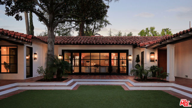 18625 Wells Drive, Tarzana CA: https://media.crmls.org/mediaz/70de7a04-9045-45ef-8b66-58c7c75059d9.jpg