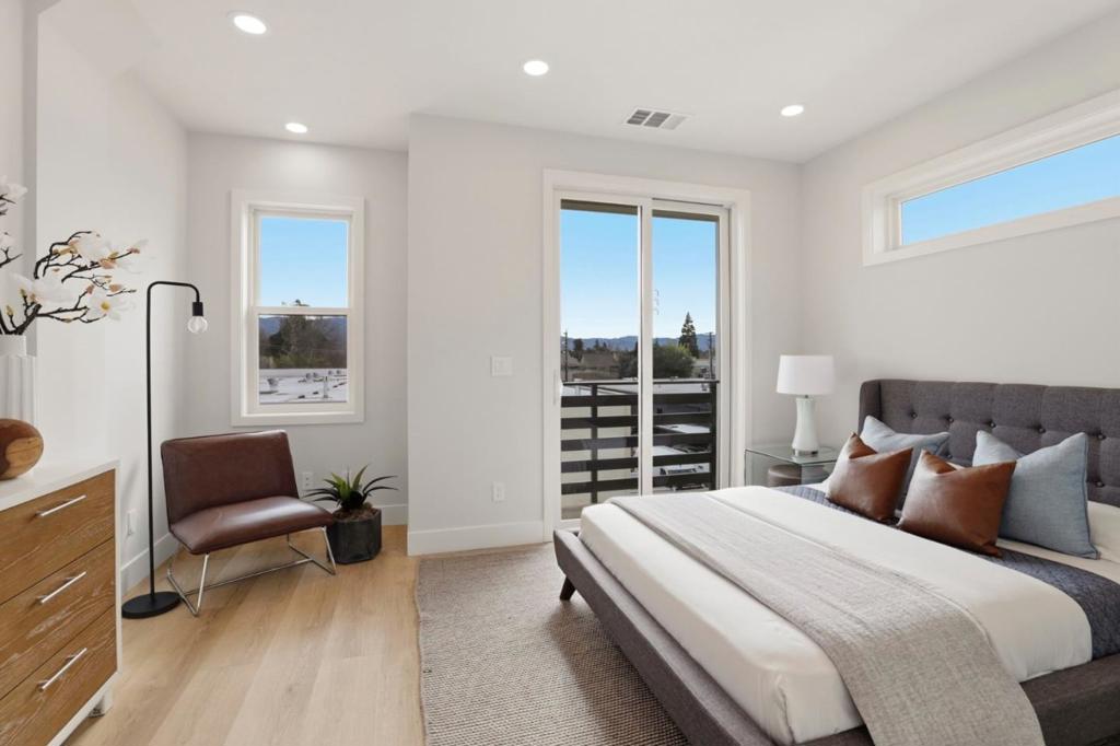 https://media.crmls.org/mediaz/70dffe1f-bc9a-46db-b947-593cc7679635.jpg?preset=X-Large