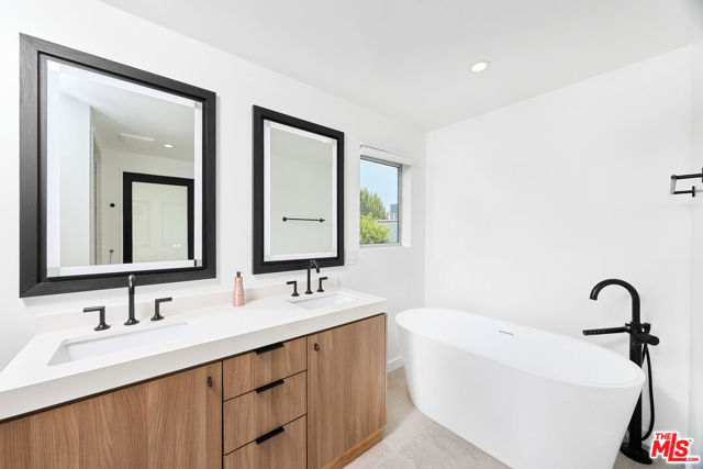 519 1/2 San Juan Avenue, Venice CA: https://media.crmls.org/mediaz/70e04033-5414-4228-85ff-5689c7c5ecbe.jpg