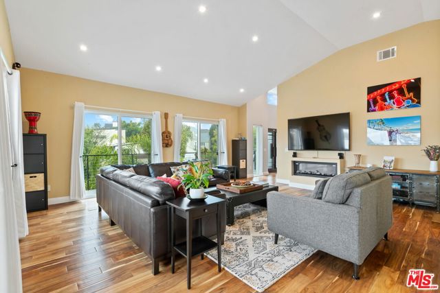 436 Levering Avenue, Los Angeles CA: https://media.crmls.org/mediaz/70e0a657-e9e9-4e7d-85b8-d9462ce17bea.jpg