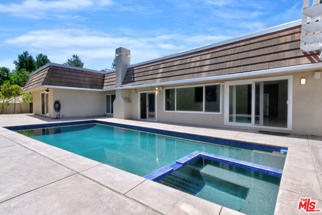 23637 Park Belmonte, Calabasas CA: https://media.crmls.org/mediaz/70e0e1bf-bcbf-4f57-8911-ba0dda3f7a74.jpg