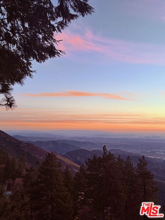 https://media.crmls.org/mediaz/70e1d3d4-828b-4f9b-bfde-3f1213649add.jpg?preset=X-Large