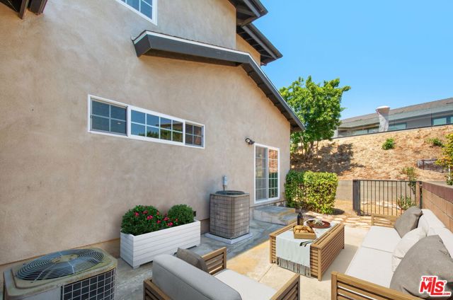 4521 Don Timoteo Drive, Los Angeles CA: https://media.crmls.org/mediaz/70e20860-be99-4a35-83cf-ab8c9a28017e.jpg