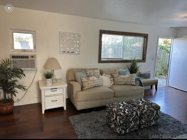 701 Valley Ave, Solana Beach CA: https://media.crmls.org/mediaz/70e217e6-126a-4182-8c56-7f63a64403d1.jpg