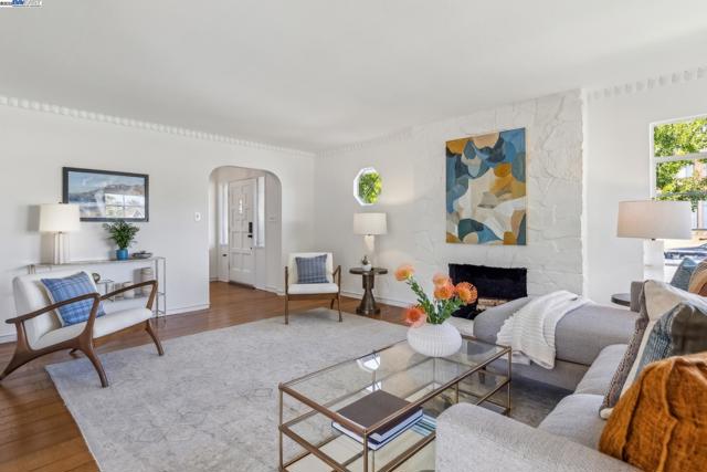 1630 Dayton Ave, Alameda CA: https://media.crmls.org/mediaz/70e297ee-61a4-4273-aa69-66b666d62b85.jpg