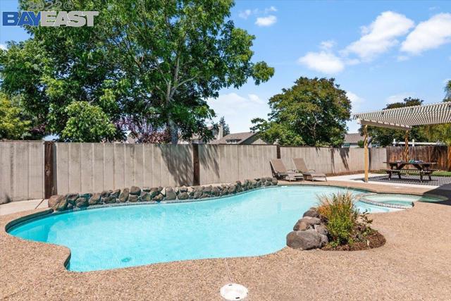 21 Lisa Ct, Brentwood CA: https://media.crmls.org/mediaz/70e3cdb7-cda1-467f-b99d-597d0bbe0c88.jpg