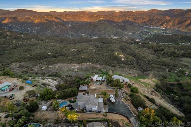 410 WOODLAND LN, El Cajon CA: https://media.crmls.org/mediaz/70e48736-1936-44ca-8293-81e746f830c1.jpg