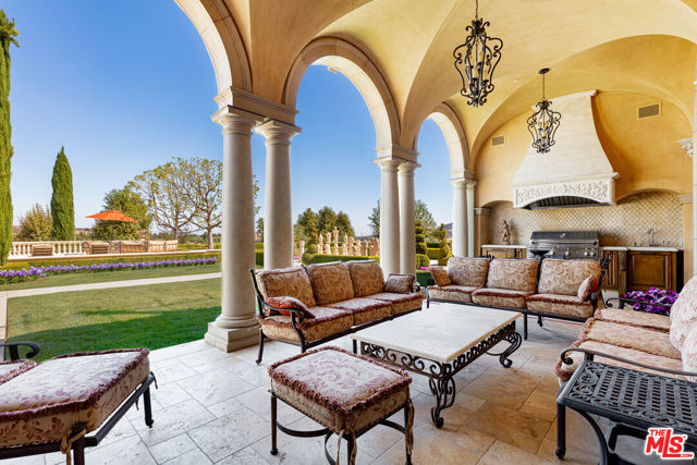 25305 Prado De La Felicidad, Calabasas CA: https://media.crmls.org/mediaz/70e517e4-35bc-4e8b-865c-e086baa41deb.jpg