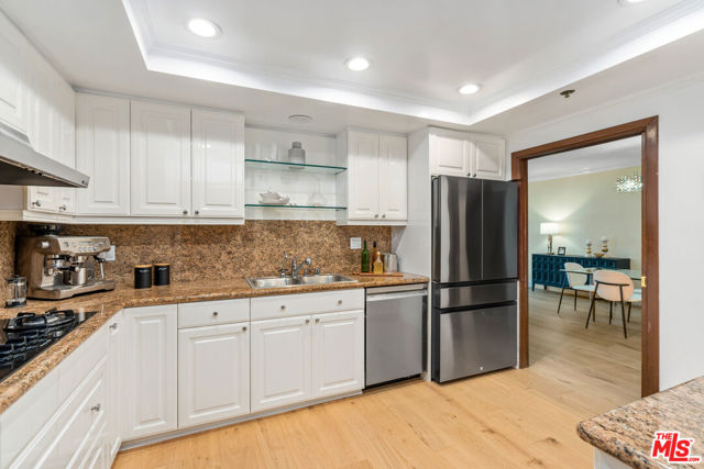 9249 Burton Way, Beverly Hills CA: https://media.crmls.org/mediaz/70e549c5-5c3f-4778-bd15-920ab7d882df.jpg