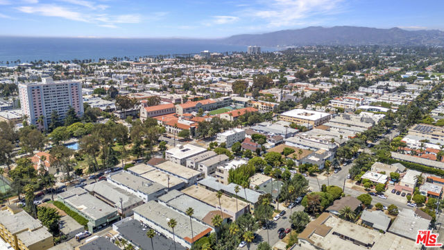 1118 9th Street, Santa Monica CA: https://media.crmls.org/mediaz/70e5bd1c-336e-441d-a570-bb1e72ed0bdc.jpg