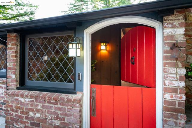 6141 Merriewood Dr, Oakland CA: https://media.crmls.org/mediaz/70e5e1c8-46ee-456a-a621-0ef9b0e16cf7.jpg