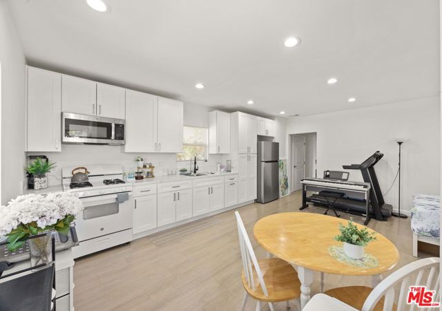 7752 Le Berthon Street, Tujunga CA: https://media.crmls.org/mediaz/70e6796f-896a-4453-8138-33152898aba6.jpg