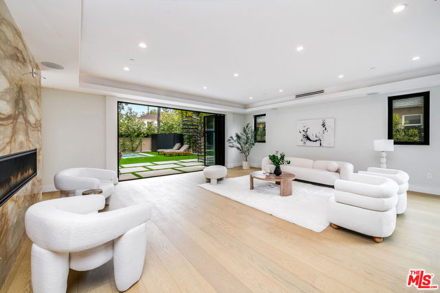 4906 Van Noord Avenue, Sherman Oaks CA: https://media.crmls.org/mediaz/70e68681-c911-4980-ab57-4e987af4b7f1.jpg