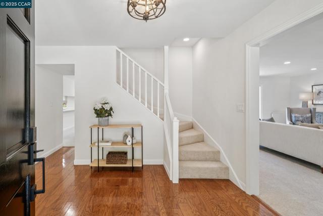 6 Greenwood Ct, Orinda CA: https://media.crmls.org/mediaz/70e6c2a1-dd56-4e49-8c62-5e117db6cd67.jpg