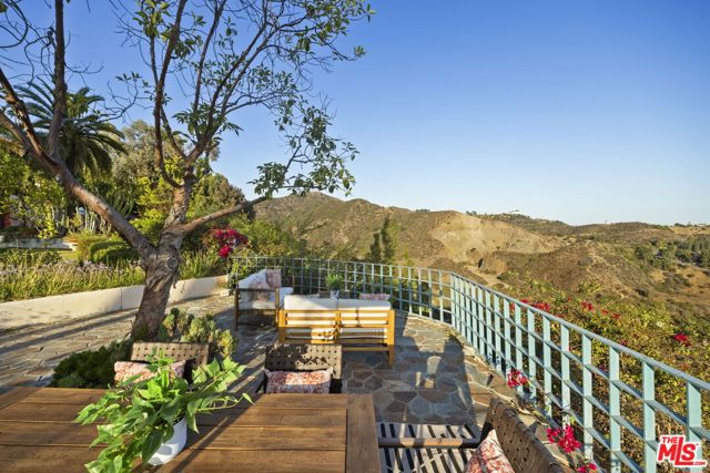 2980 Hollyridge Drive, Los Angeles CA: https://media.crmls.org/mediaz/70e75d66-f04d-4c75-a5d0-1cce6f3f493e.jpg