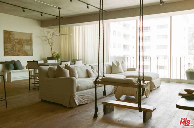 818 N Doheny Drive, West Hollywood CA: https://media.crmls.org/mediaz/70e9eaed-fb39-45cf-8439-c9f5bae6c4e7.jpg