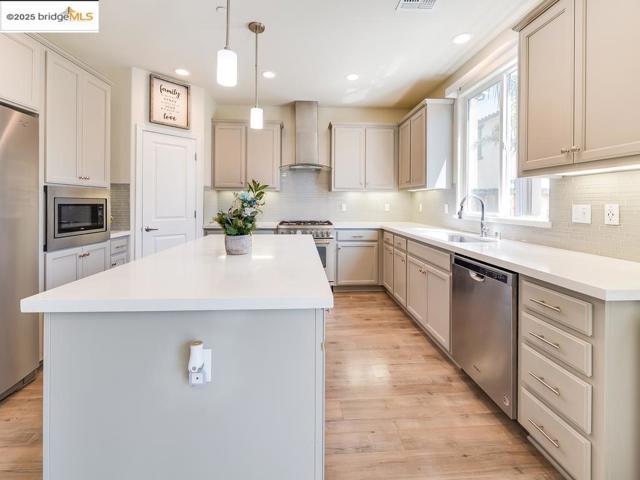 270 Guthrie Lane, Brentwood CA: https://media.crmls.org/mediaz/70ea0126-0ad4-4a13-b948-7c5741b649fb.jpg
