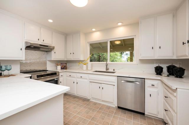 2131 Balmoral Court, San Mateo CA: https://media.crmls.org/mediaz/70ea31d7-5828-4c4c-83f2-a9a2f1d46048.jpg