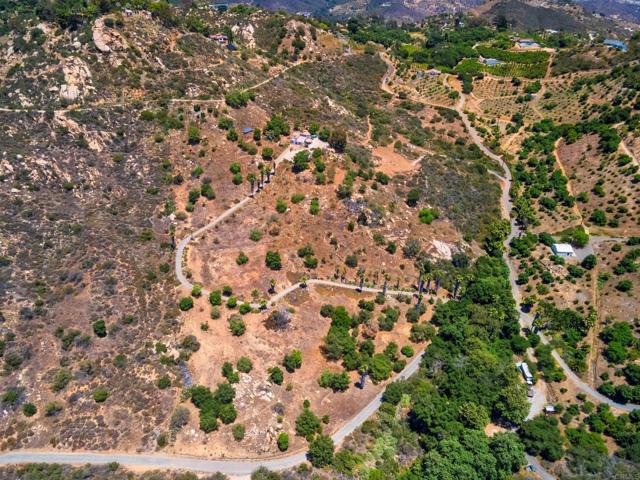 9202 Moon Ridge Road, Fallbrook CA: https://media.crmls.org/mediaz/70ea3ed7-ff31-429b-a485-21bf83c549b1.jpg