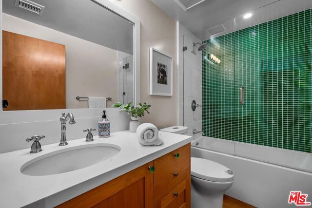 4 Lighthouse Street, Marina del Rey CA: https://media.crmls.org/mediaz/70eaddbc-076e-4705-b758-e815384cd443.jpg